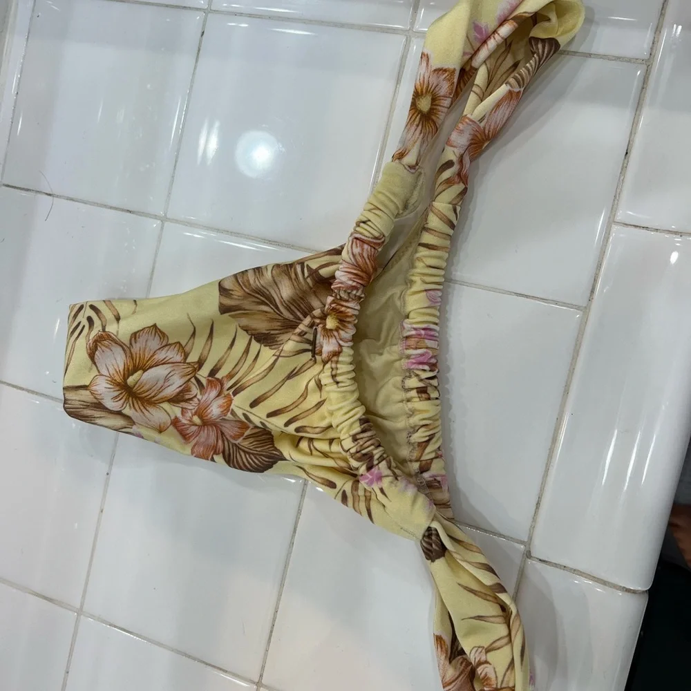Rip curl bikini bottom size small - only worn once - Picture 3 of 4